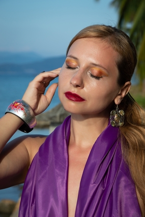 一脸陶醉的红唇美女图片